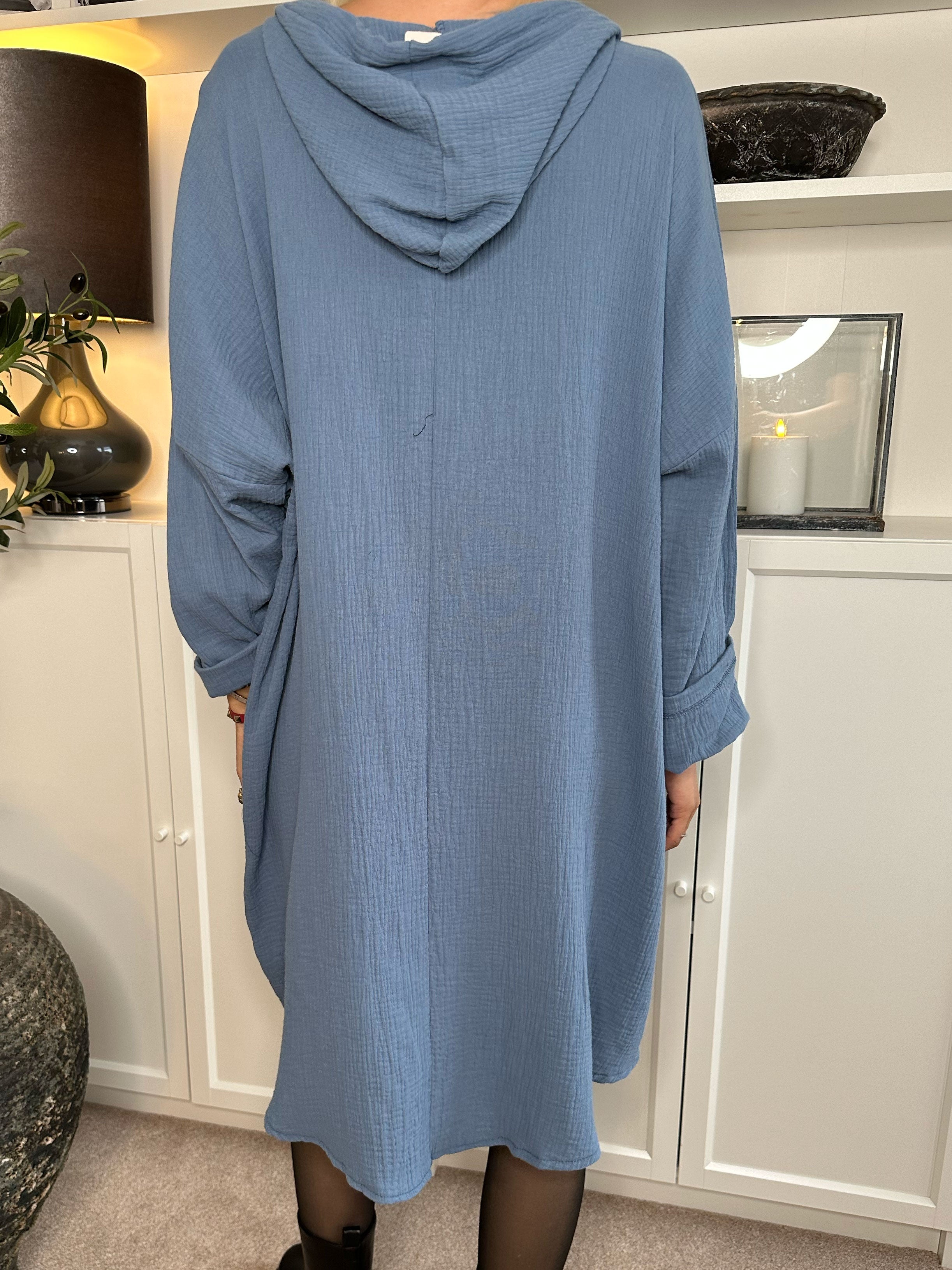 Anicha - Mjuk klänning i bomull med keps